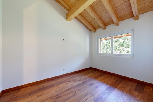 leerer raum mit balkendecke, beamed ceiling, gipskartonwand, drywall, und dachschräge