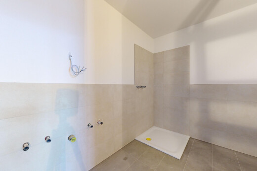 salle de bains avec mur en carrelage, tile wall, salle de bain complète, douche, et inside property