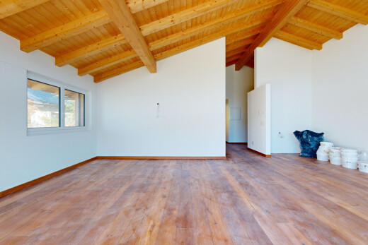 pièce vide avec plafond en bois, wood ceiling, inside property, plafond à poutres, et beamed ceiling