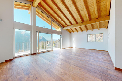 pièce vide avec day time, plafond haut, high ceiling, plafond à poutres, et beamed ceiling