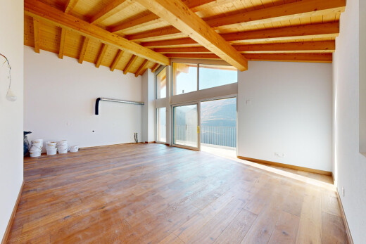 pièce vide avec plafond à poutres, beamed ceiling, plafond voûté, vaulted ceiling, et lumière naturelle