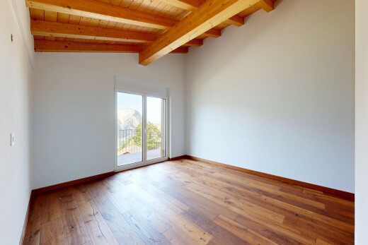 leerer raum mit natürliches licht, natural light, holzfußboden, wood finish floor, und inside property