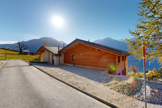 façade avec vue sur la montagne, mountain view, day time, bardage horizontal, et property visible