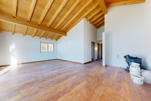 pièce vide avec plafond en bois, wood ceiling, inside property, plafond à poutres, et beamed ceiling