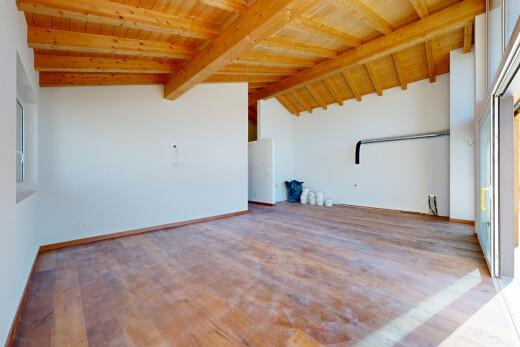 pièce vide avec plafond voûté, vaulted ceiling, inside property, plafond en bois, et wood ceiling