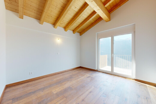 pièce vide avec lumière naturelle, natural light, plafond à poutres, beamed ceiling, et plafond en bois