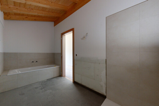 salle de bains avec salle de bain complète, plafond en bois, wood ceiling, bain, et inside property
