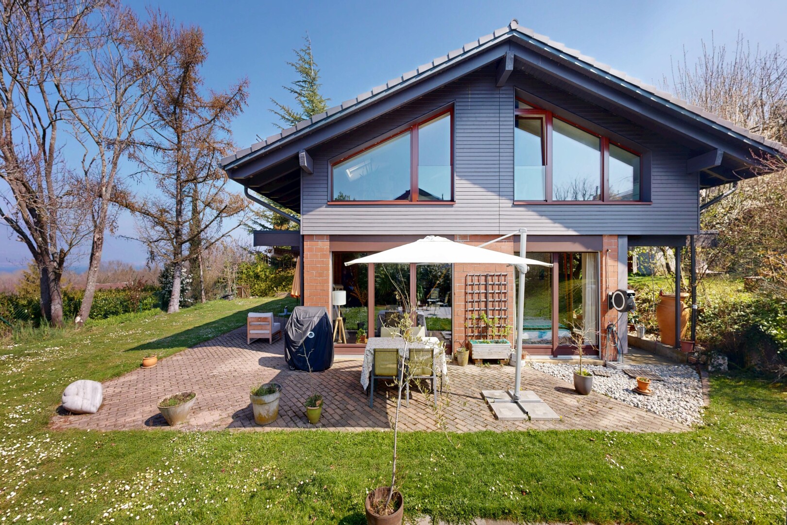 façade avec terrasse, bardage horizontal, pelouse, from property, et day time