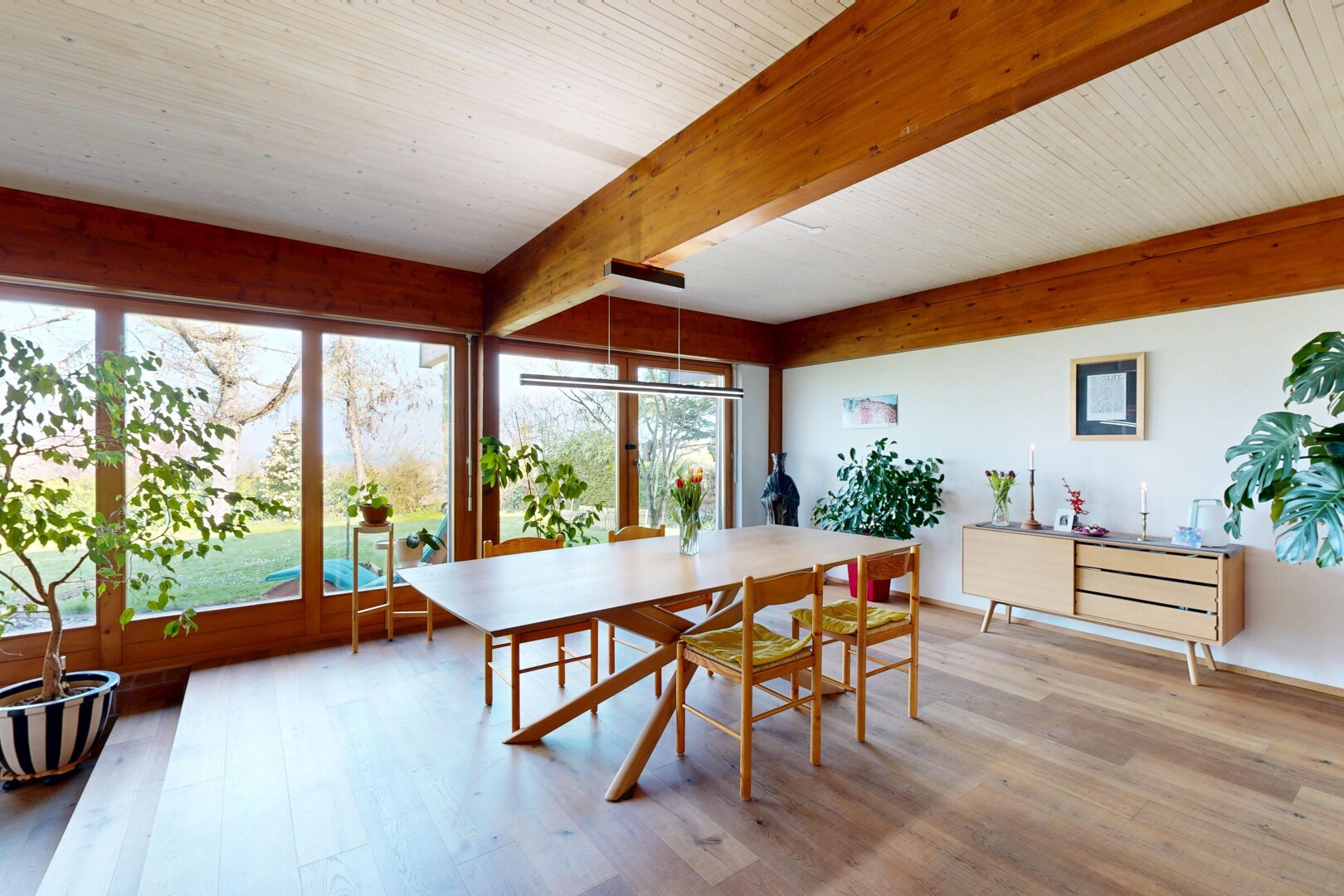 salle à manger avec inside property, wood finish floor, sol en finition bois, natural light, et lumière naturelle