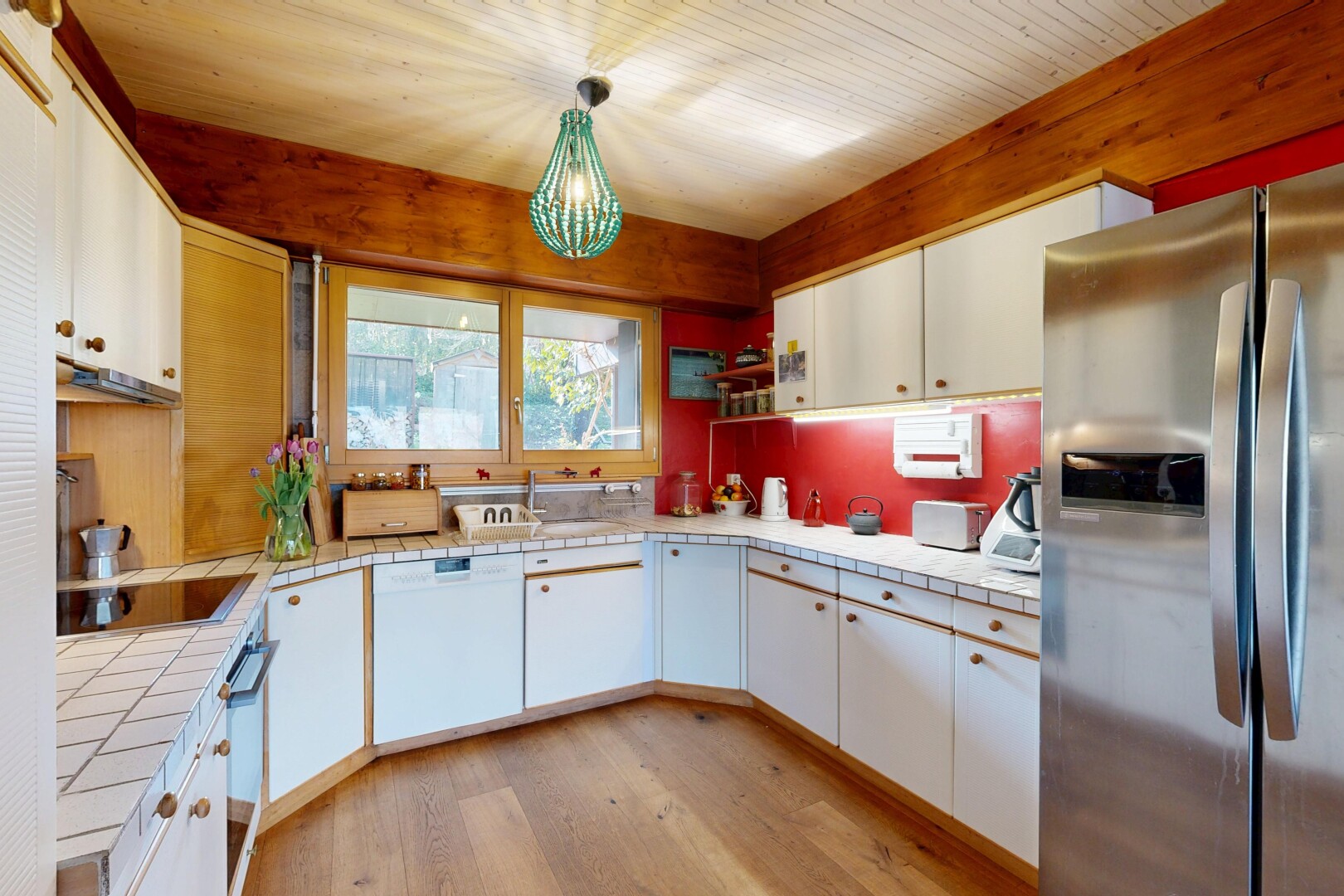 cuisine avec réfrigérateur, plans de travail en carrelage, tile countertops, light floor, et sol en finition bois