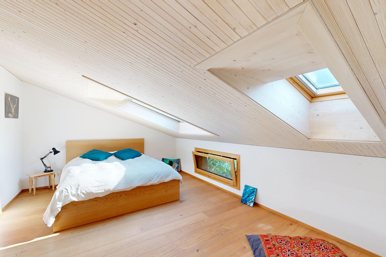 chambre avec puits de lumière, pièce supplémentaire, sol en finition bois, wood finish floor, et inside property