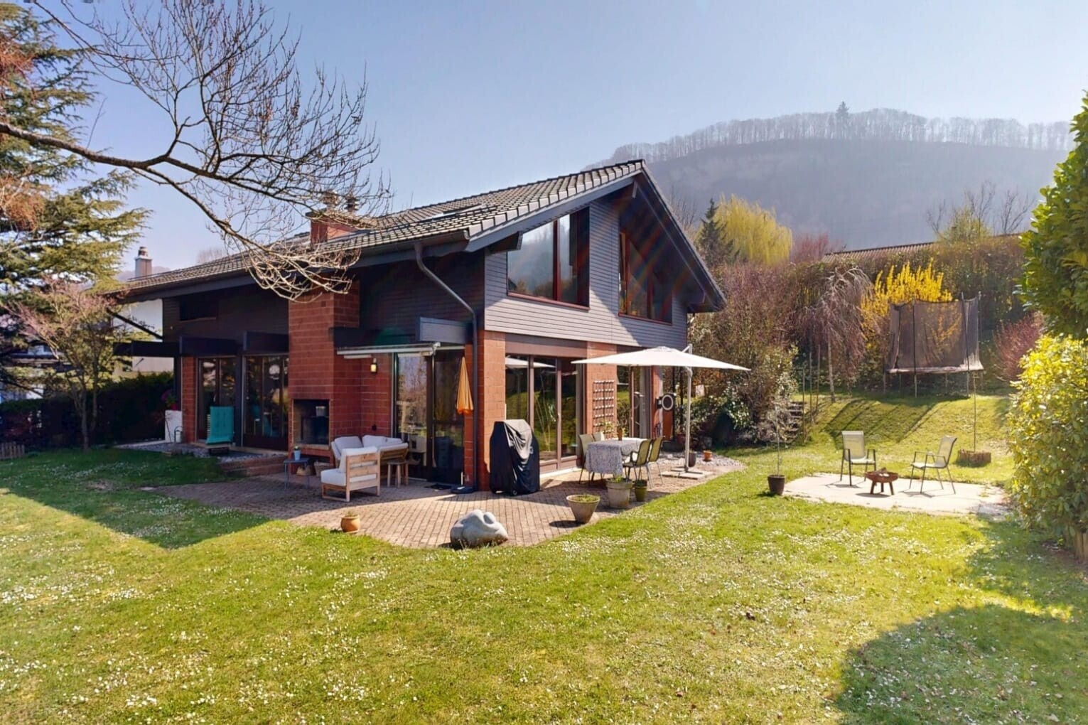 façade avec pelouse, terrasse, from property, cheminée, et bardage horizontal