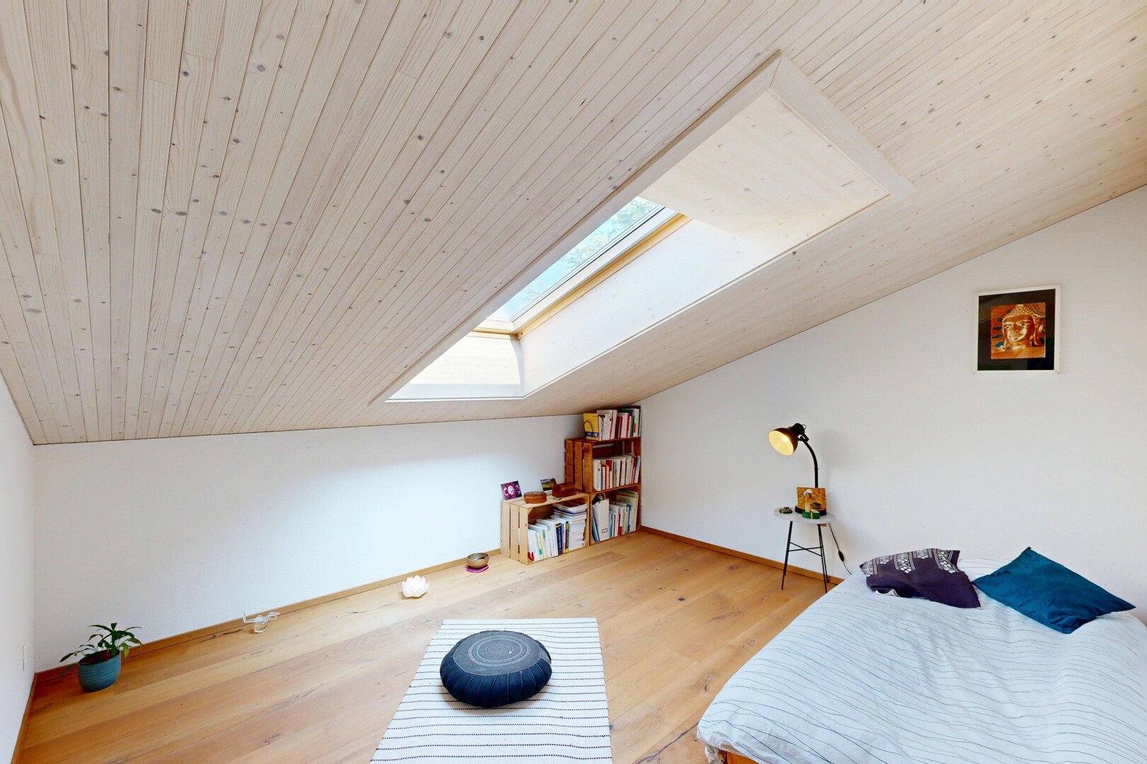 chambre avec inside property, plafond bas, low ceiling, plafond voûté, et vaulted ceiling
