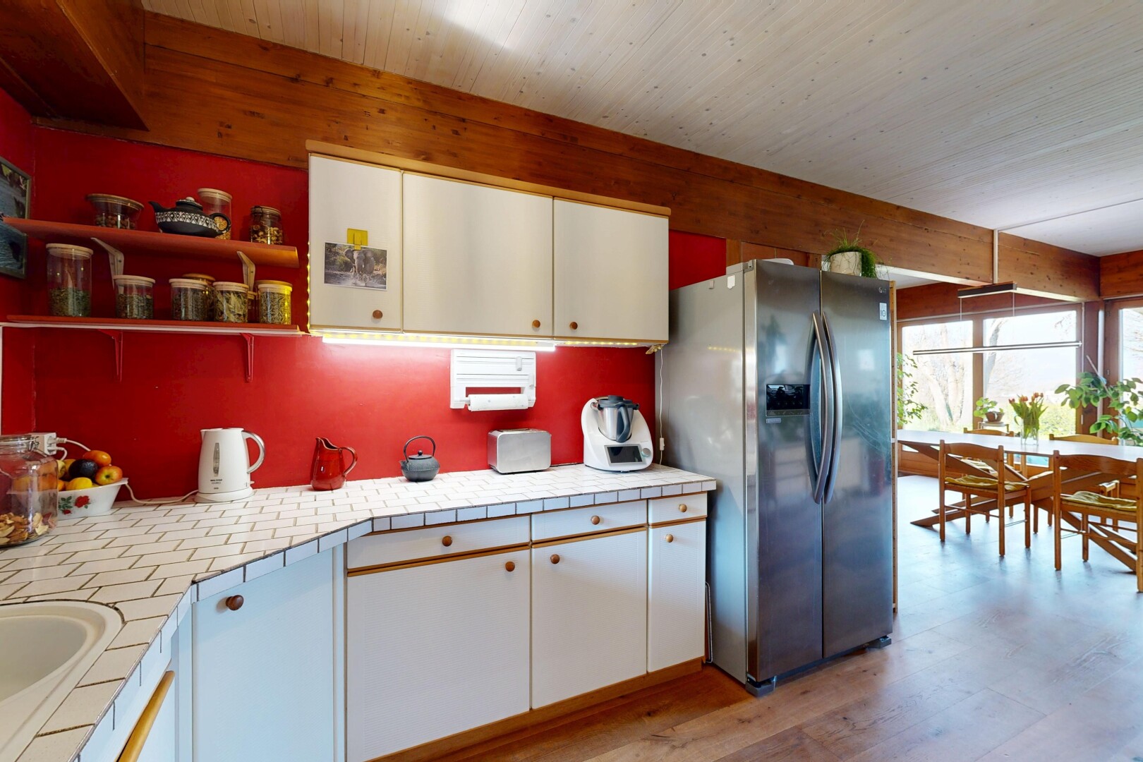 cuisine avec tile countertops, plans de travail en carrelage, light countertops, réfrigérateur, et inside property