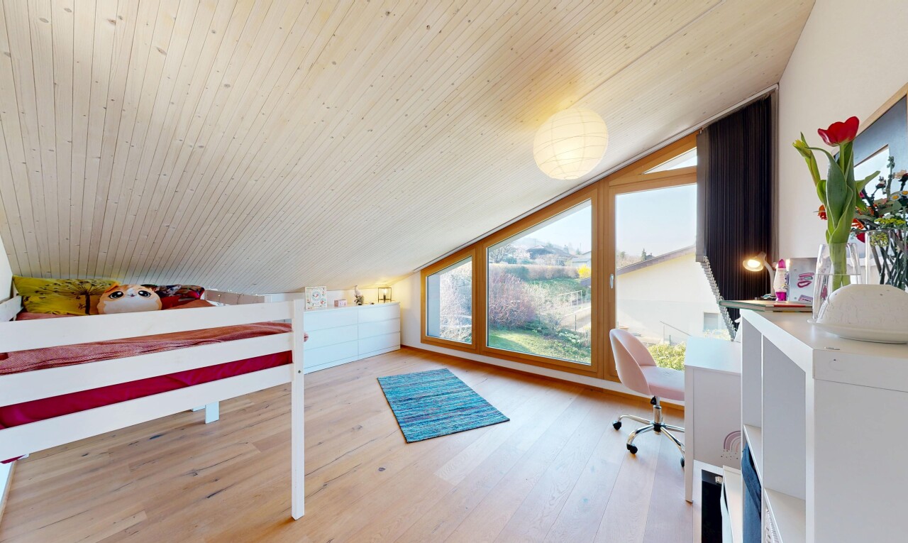 chambre avec inside property, plafond bas, low ceiling, espace bureau, et pièce supplémentaire