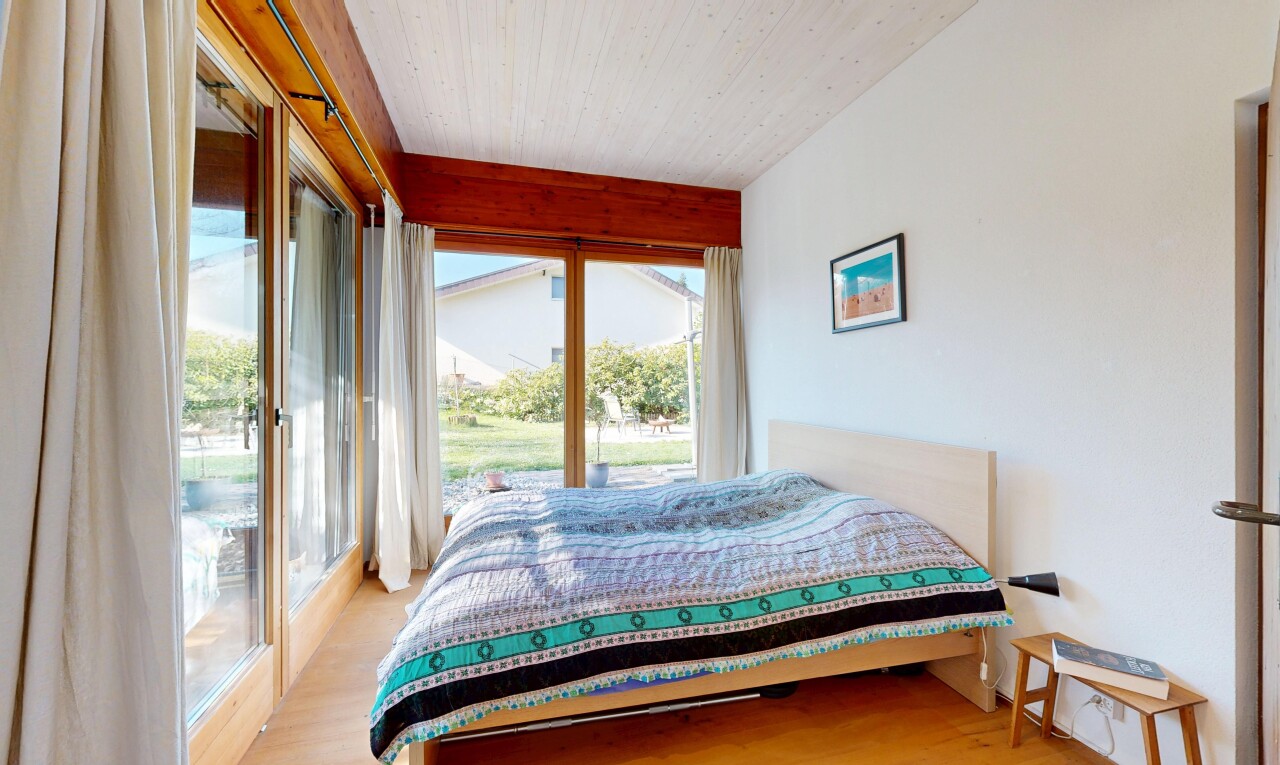 chambre avec lumière naturelle, natural light, inside property, sol en finition bois, et wood finish floor