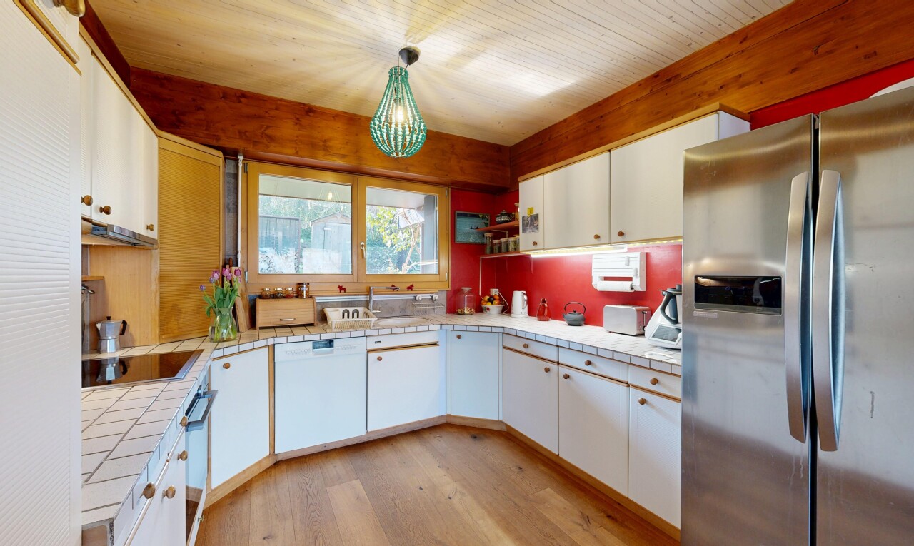 cuisine avec réfrigérateur, plans de travail en carrelage, tile countertops, light floor, et sol en finition bois
