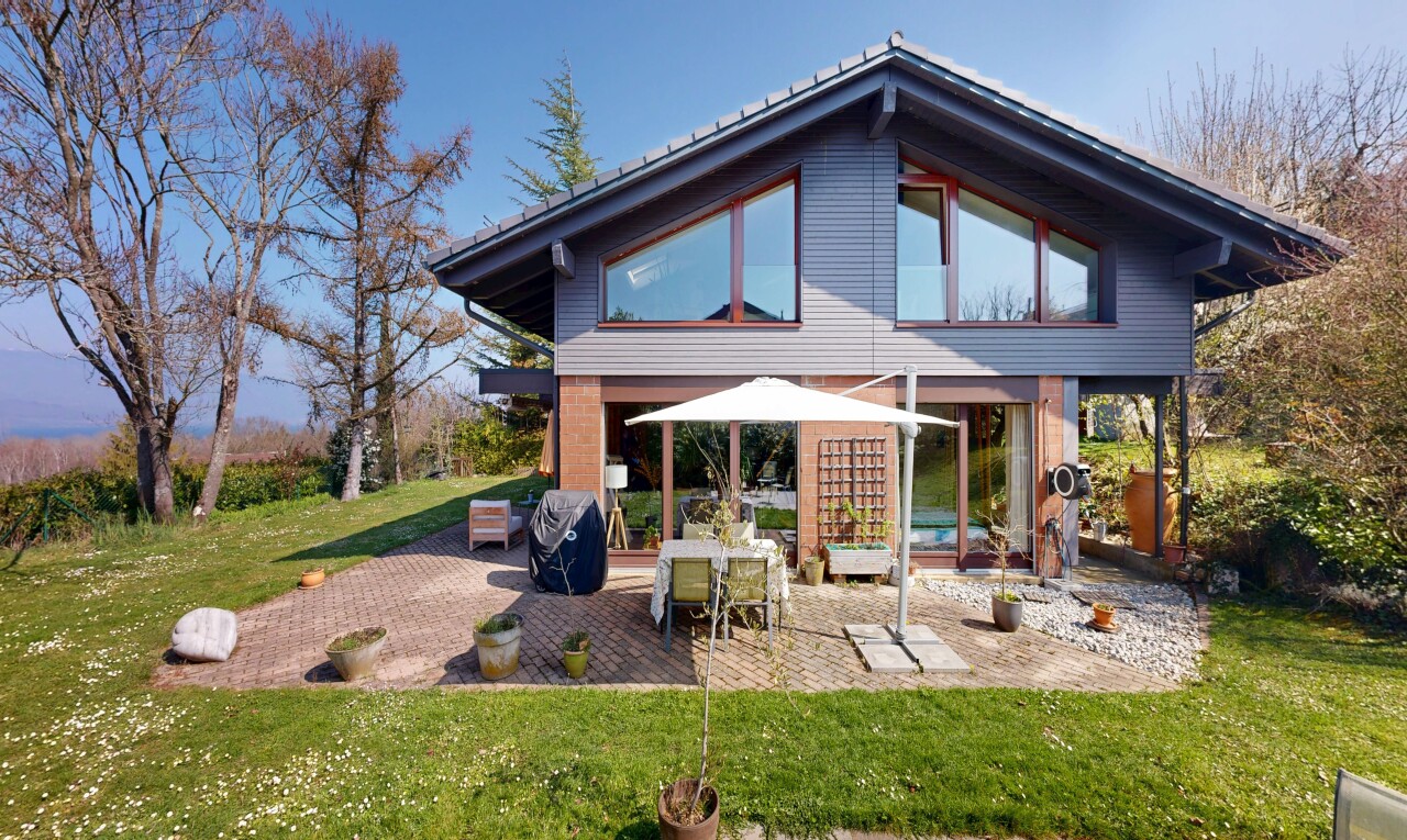 façade avec terrasse, bardage horizontal, pelouse, from property, et day time