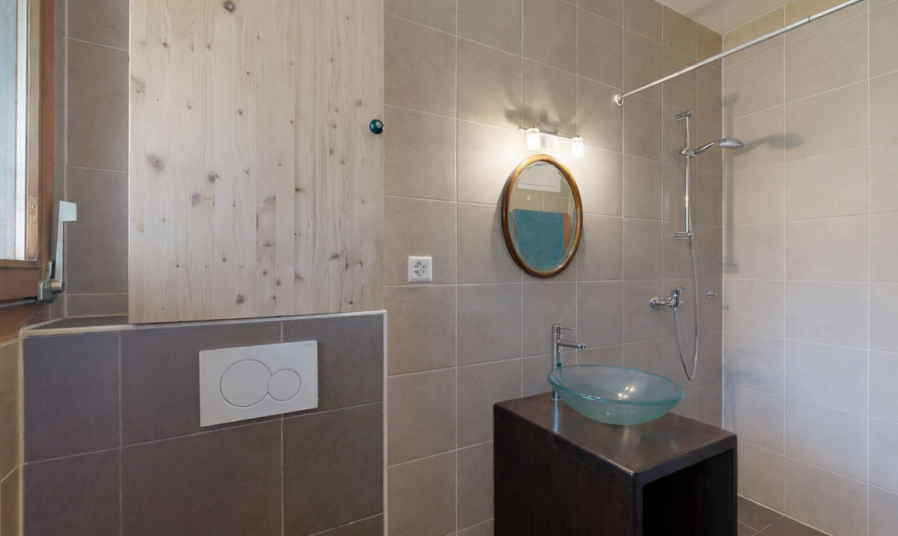 salle de bains avec miroir, tile wall, mur en carrelage, évier, et lavabo (ou coiffeuse selon le contexte)