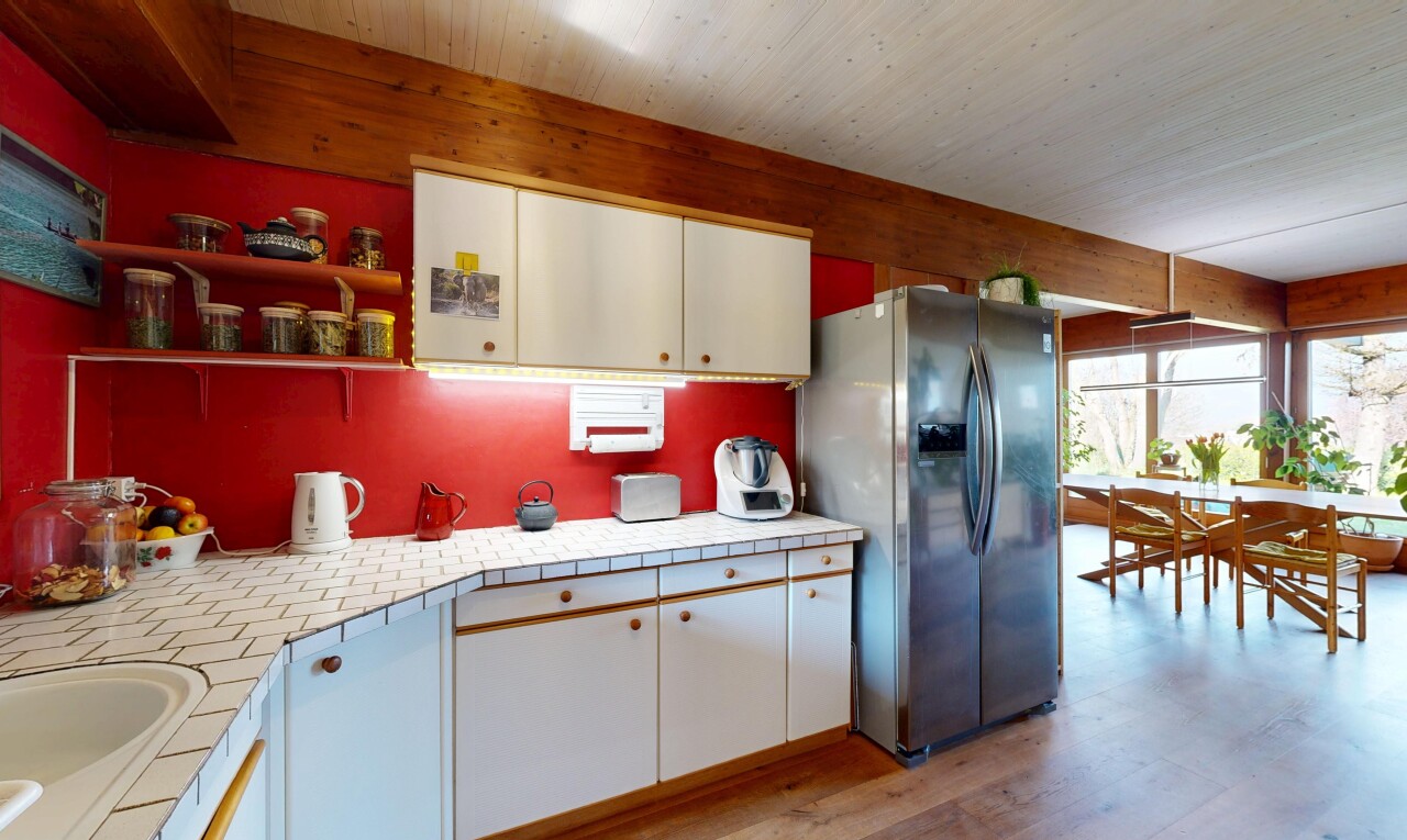 cuisine avec tile countertops, plans de travail en carrelage, light countertops, réfrigérateur, et inside property
