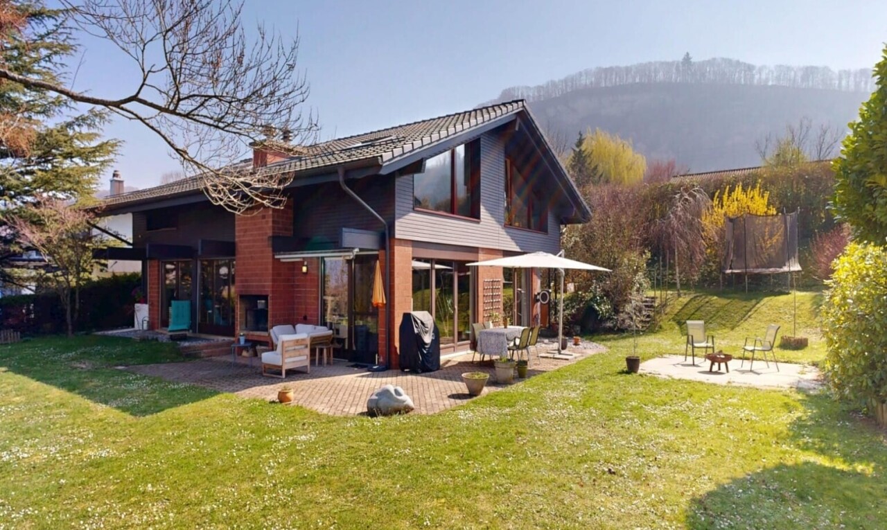 façade avec pelouse, terrasse, from property, cheminée, et bardage horizontal