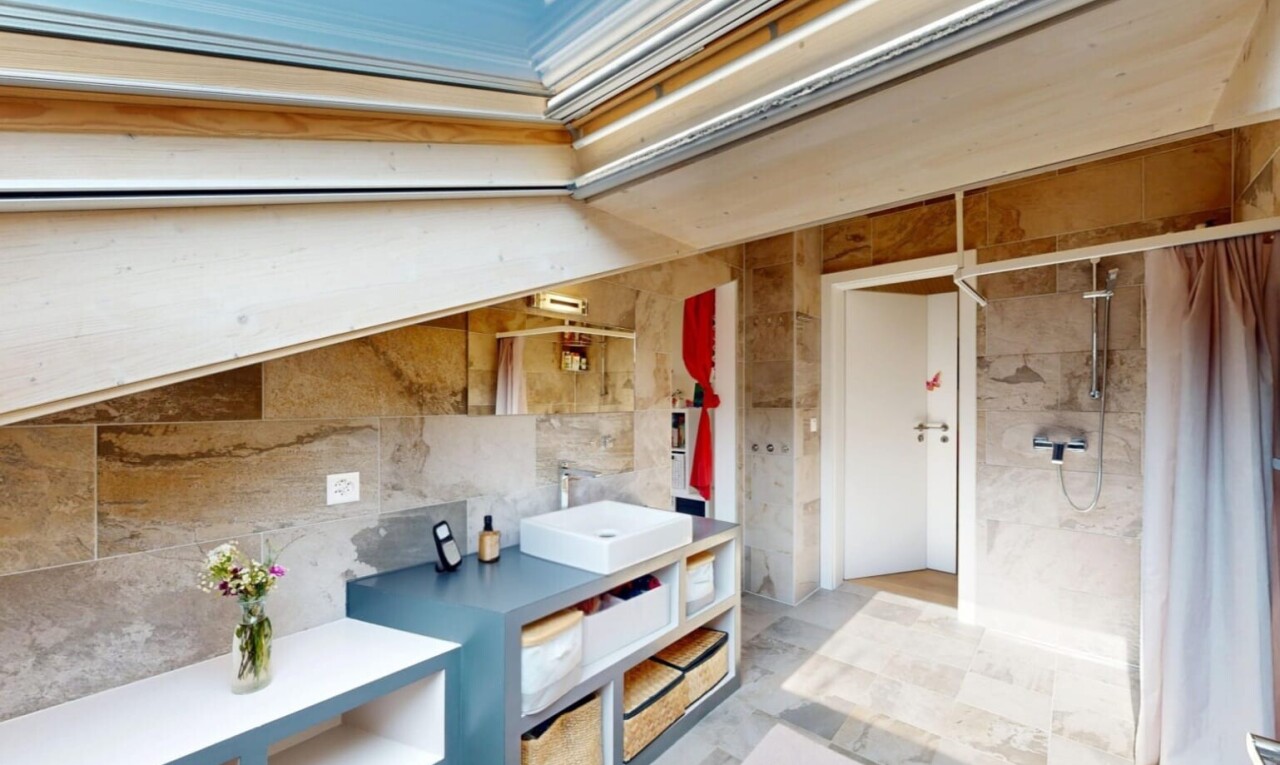 espace intérieur avec douche, double vasque, mur en carrelage, tile wall, et inside property