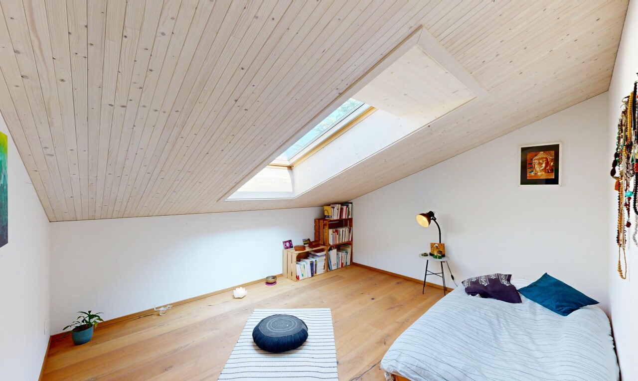 chambre avec inside property, plafond bas, low ceiling, plafond voûté, et vaulted ceiling