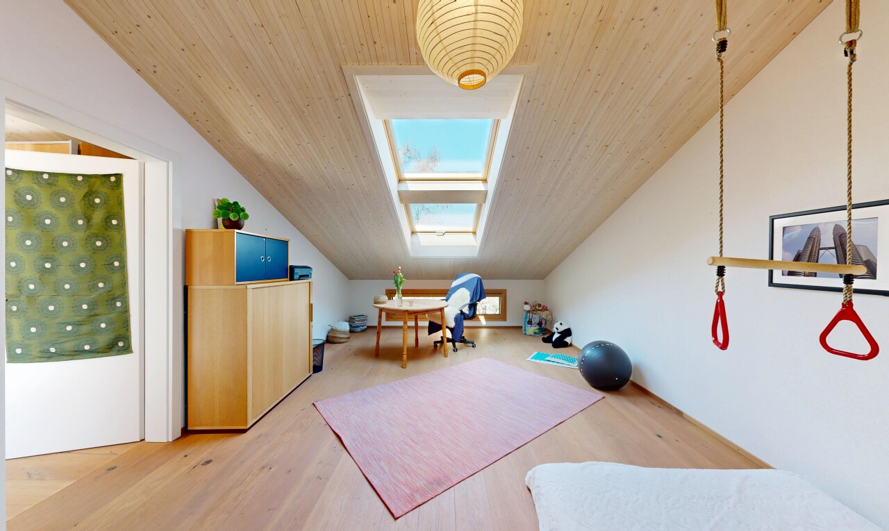 bureau avec pièce supplémentaire, wood finish floor, sol en finition bois, low ceiling, et plafond bas