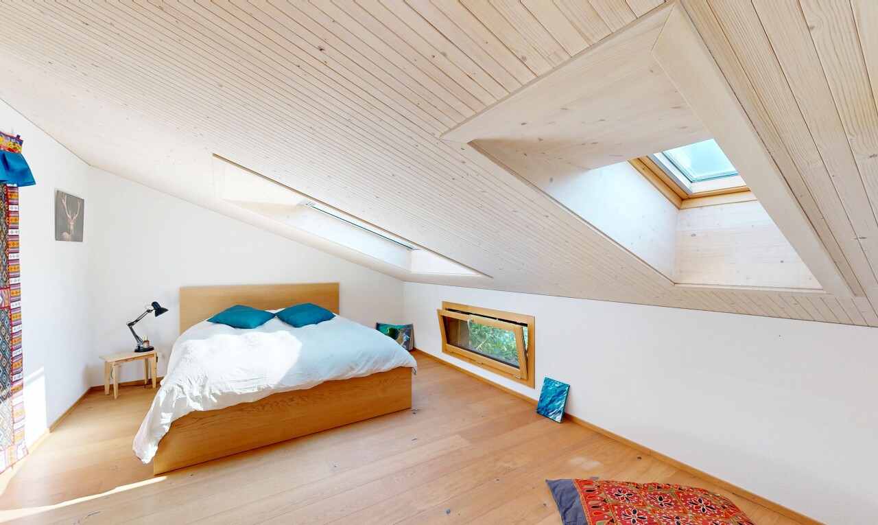 chambre avec puits de lumière, pièce supplémentaire, sol en finition bois, wood finish floor, et inside property