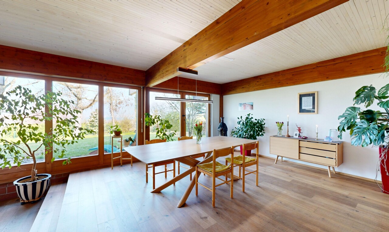 salle à manger avec inside property, wood finish floor, sol en finition bois, natural light, et lumière naturelle