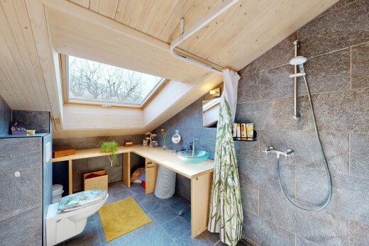 salle de bains avec toilette, puits de lumière, salle de bain complète, inside property, et douche