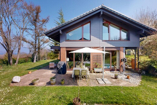 façade avec terrasse, bardage horizontal, pelouse, from property, et day time