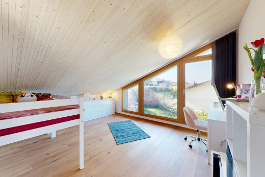 chambre avec inside property, plafond bas, low ceiling, espace bureau, et pièce supplémentaire