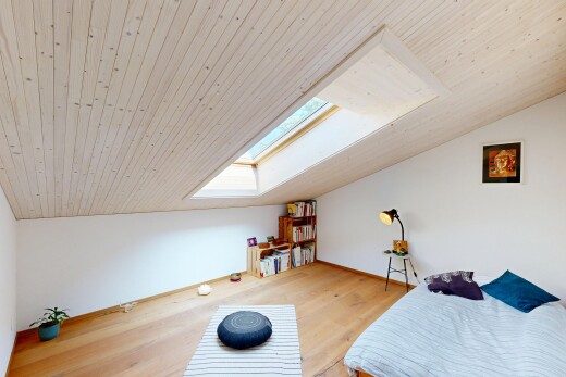 chambre avec inside property, plafond bas, low ceiling, plafond voûté, et vaulted ceiling
