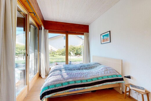 chambre avec lumière naturelle, natural light, inside property, sol en finition bois, et wood finish floor