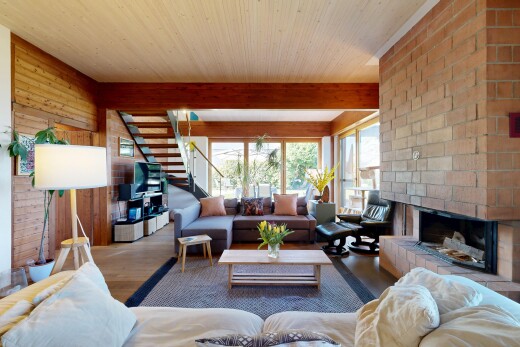 salon avec escaliers, inside property, cheminée, wood finish floor, et sol en finition bois