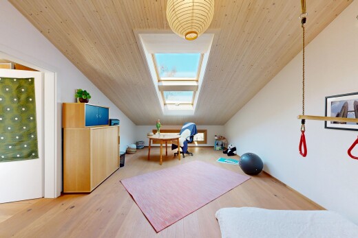 bureau avec pièce supplémentaire, wood finish floor, sol en finition bois, low ceiling, et plafond bas