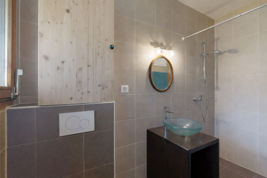 salle de bains avec miroir, tile wall, mur en carrelage, évier, et lavabo (ou coiffeuse selon le contexte)