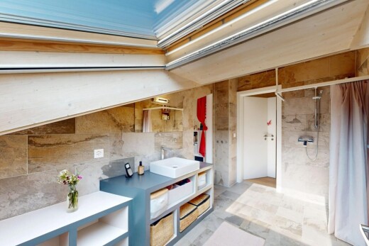 espace intérieur avec douche, double vasque, mur en carrelage, tile wall, et inside property