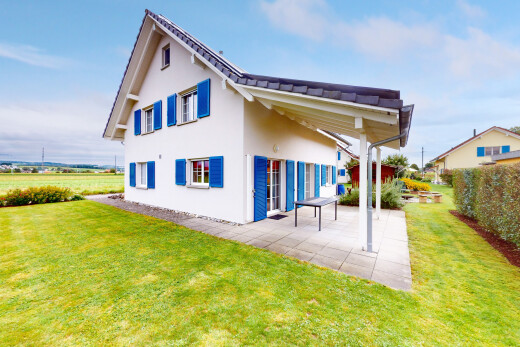 außenansicht mit property visible, rasen, day time, stuckverkleidung, und terrasse