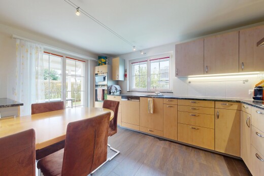 küche mit hellbraune schränke, natürliches licht, holzfußboden, wood finish floor, und natural light