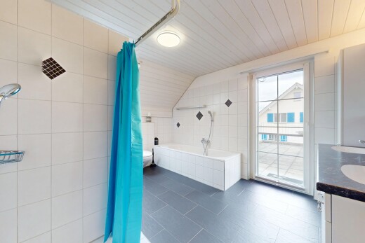 bad mit fliesenwand, tile wall, doppelwaschtisch, inside property, und komplettes badezimmer