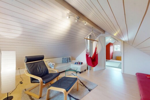 büro mit wood finish floor, holzfußboden, low ceiling, niedrige decke, und natural light