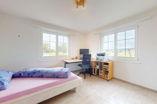 zimmer / schlafzimmer mit natural light, natürliches licht, drywall, gipskartonwand, und inside property