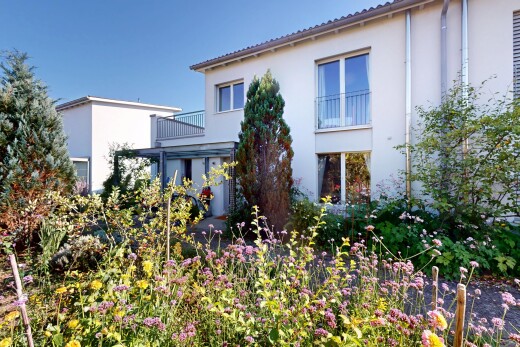 außenansicht mit balkon, stuckverkleidung, property visible, und day time