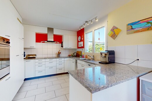 küche mit natürliches licht, natural light, weiße schränke, dunstabzugshaube, und küchenrückwand beim herd