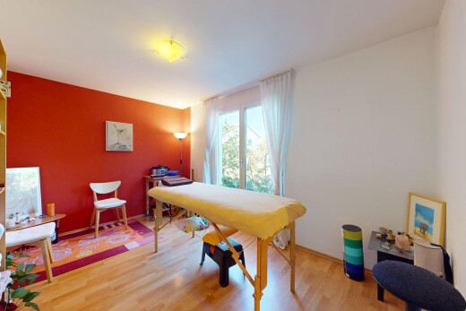 zimmer / schlafzimmer mit drywall, gipskartonwand, natural light, natürliches licht, und wood finish floor