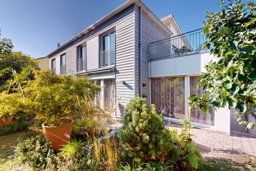 außenansicht mit horizontale verkleidung, property visible, und day time