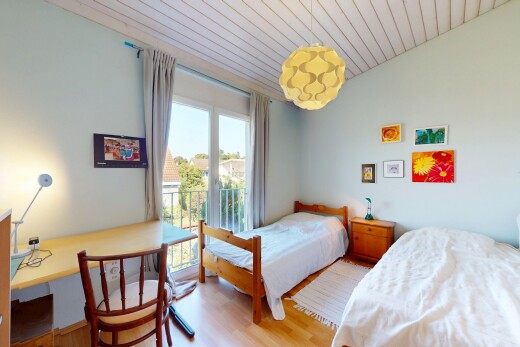 zimmer / schlafzimmer mit natural light, natürliches licht, drywall, gipskartonwand, und inside property