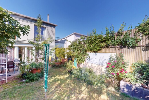 garten mit day time, zaun, und property visible